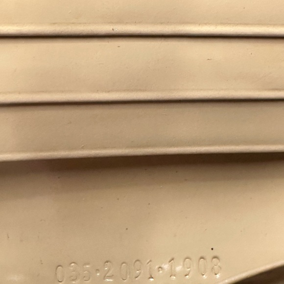 Gucci Cream Leather Wallet with Gold Clasp EUC! - Picture 7 of 11